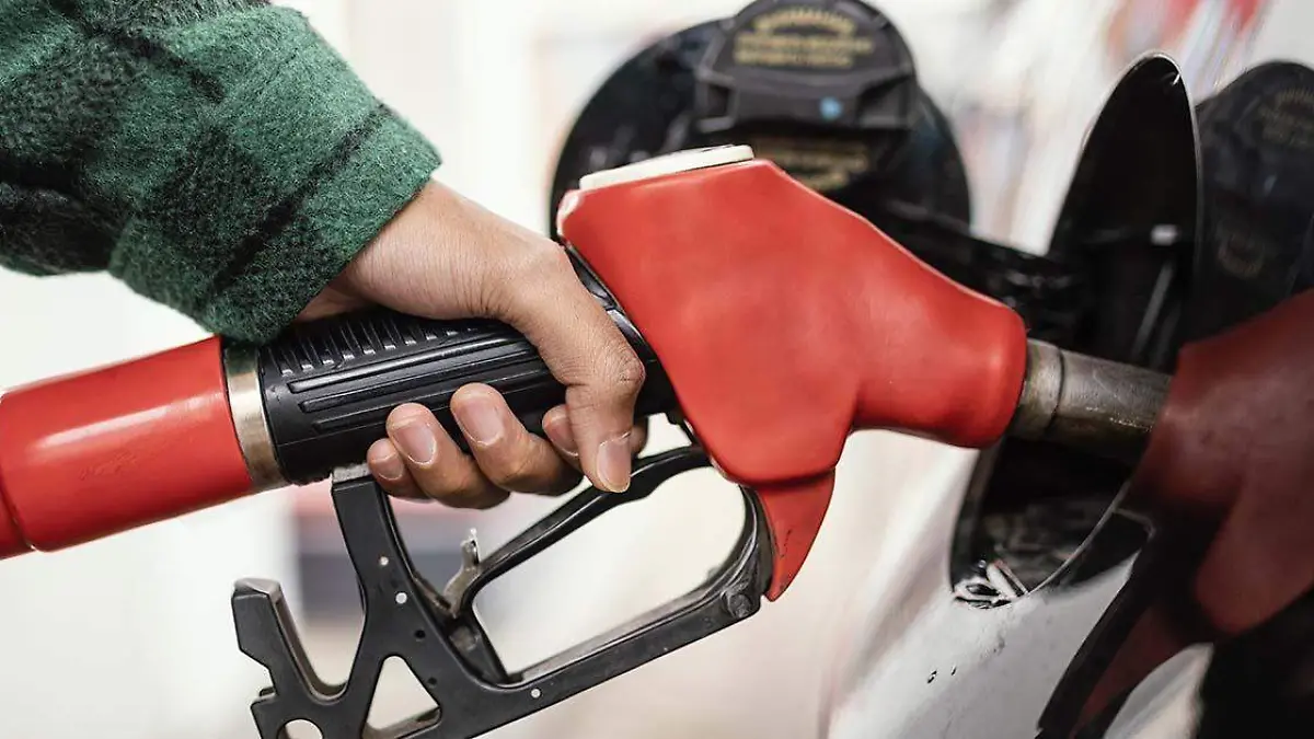 Diversos son los factores que han influido en el incremento de los precios de la gasolina, lo que por consiguiente ha impactado en los bolsillos de los consumidores